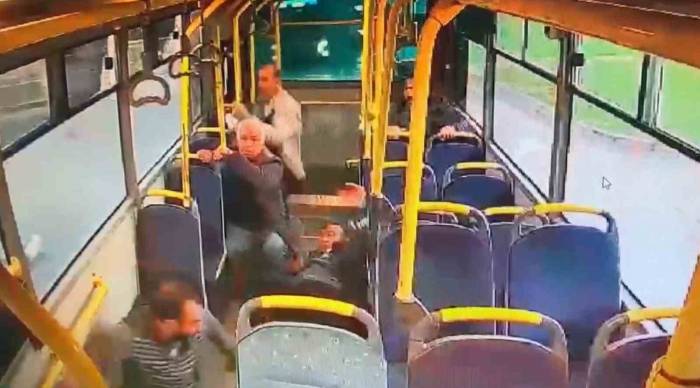Halk Otobüsü İle Çarpışan İşçi Servisi Devrildi: 11 Yaralı