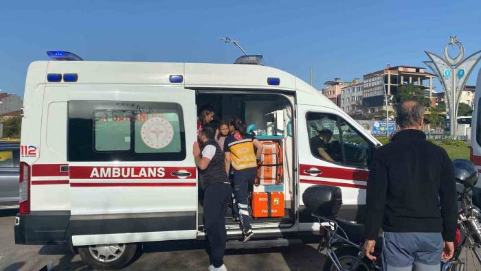 Otomobille Ticari Taksi Çarpıştı: 2’si Çocuk 4 Yaralı