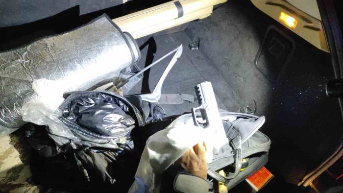 Polisin Kovaladığı Lüks Cipten Silah Çıktı: 5 Kişi Gözaltına Alındı
