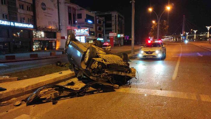 Trafik Tabelasına Çarpan Otomobil Takla Attı: 1’i Ağır 3 Yaralı