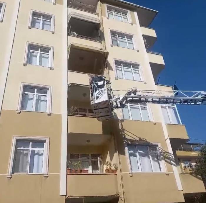 Kapıyı Açmayınca Balkondan Girdiler, Cesetle Karşılaştılar