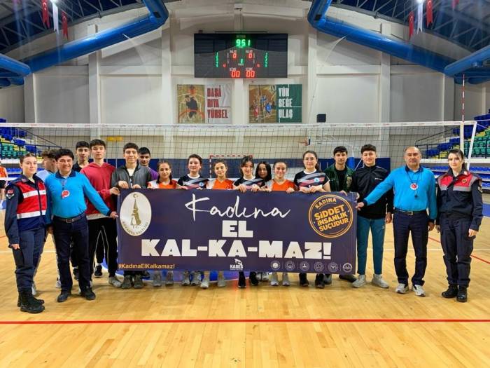 Kütahya’daki Voleybol Turnuvasında “Kadına El Kalkmaz" Pankartı Açıldı