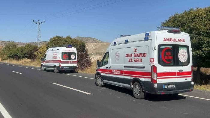 Hafif Ticari Refüje Çarptı: 4 Yaralı