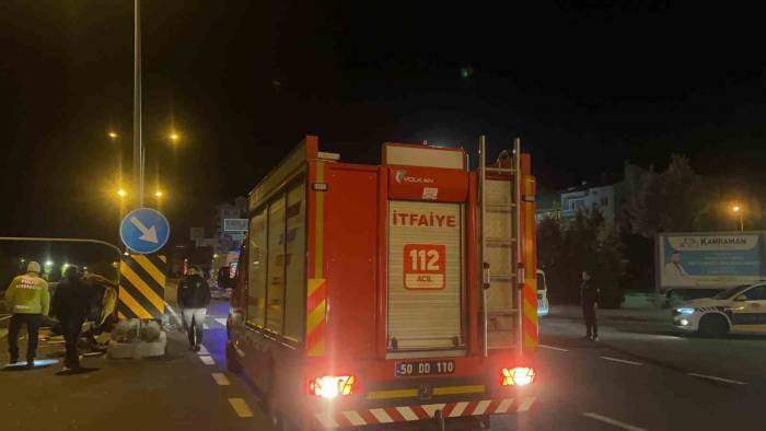 Takla Atan Otomobil Trafik Lambasına Çarparak Durabildi: 2 Yaralı