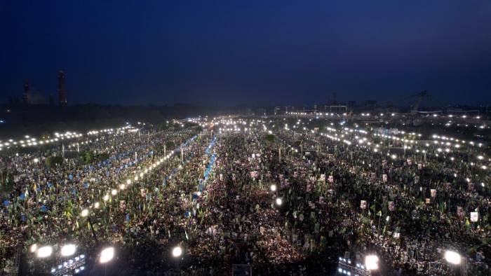 Pakistan’ın Sürgündeki Eski Başbakanı, Yüzbinlerin Katıldığı Mitingde Destekçilerine Seslendi