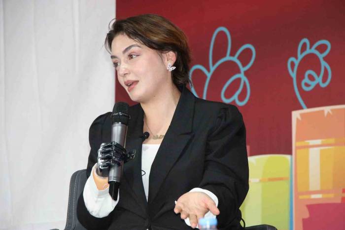 Yarışmada 1 Milyon Tl Kazanan Rabia, Batman’da Kitap Fuarı’na Katıldı