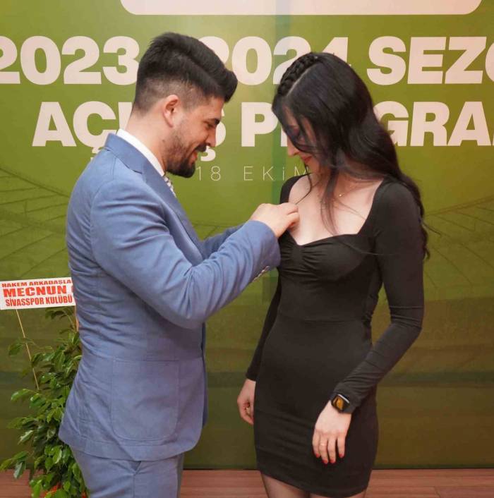 Kendisi Gibi Hakem Eşine Kokart Sürprizi