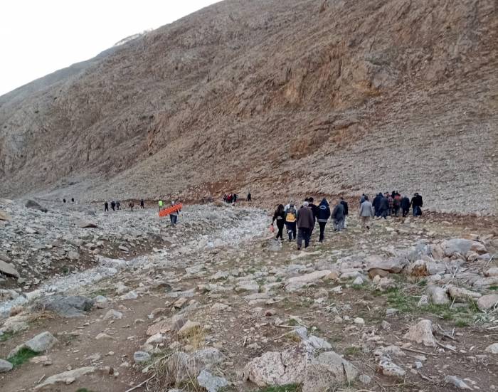 Van’da İş Makinesi Devrildi: 4 Yaralı
