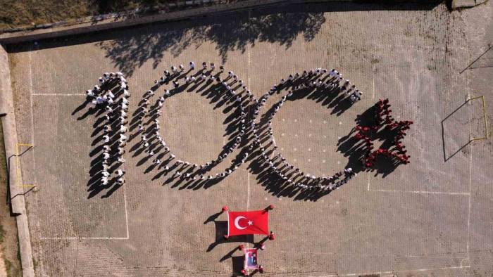 Yozgat’ta Öğrencilerden 100. Yıl Koreografisi