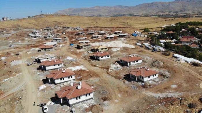 Doğanşehir İlçesinde Köy Konutlarının Yapımı Sürüyor