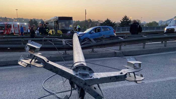 Bahçelievler’de İett Otobüsü Aydınlatma Direğine Çarptı, Devrilen Direk Hareket Halindeki Otomobilin Üzerine Düştü