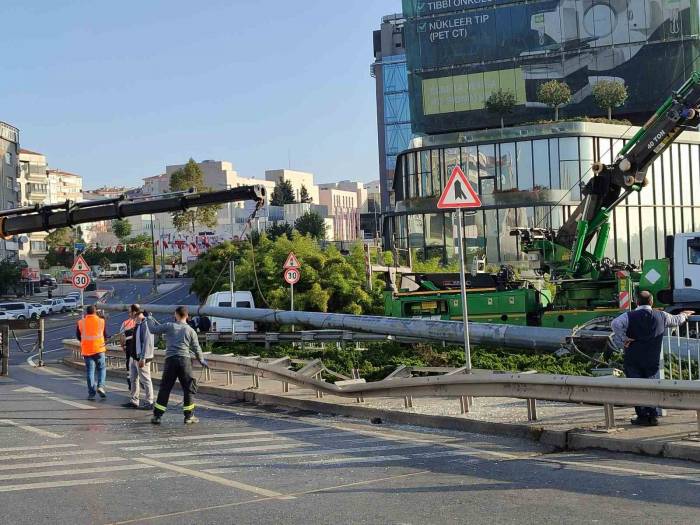 Bahçelievler’de İett Şoförünün Çarpıp Yola Devirdiği Direk Kaldırıldı, Trafik Normale Döndü