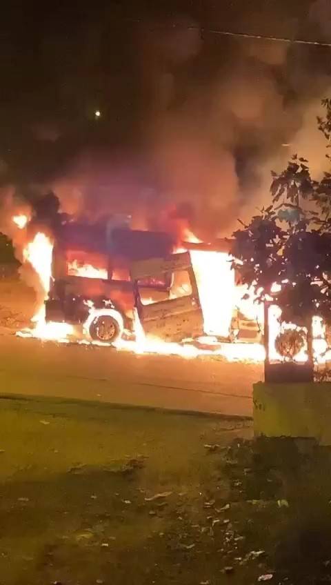 Servis Minibüsü Alev Topuna Döndü, 2 Araç Kullanılamaz Hale Geldi