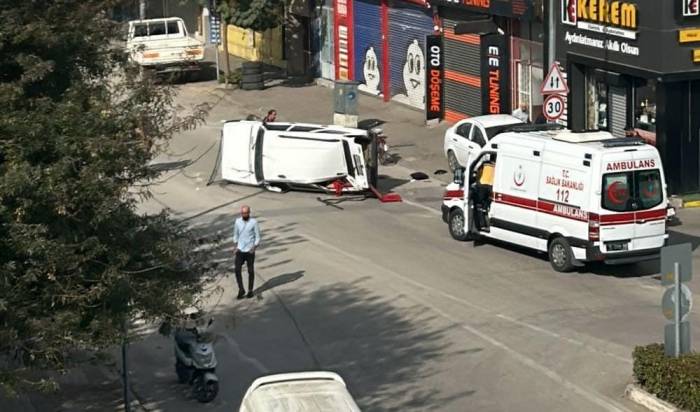 Park Halindeki Otomobile Çarptı: 2 Yaralı