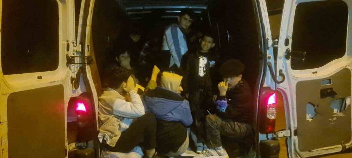 Ayvacık’ta 34 Kaçak Göçmen İle 2 Organizatör Yakalandı