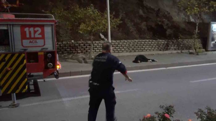 Genç Kadın Kayalıklardan Kendini Boşluğa Bıraktı: O Anlar Kamerada