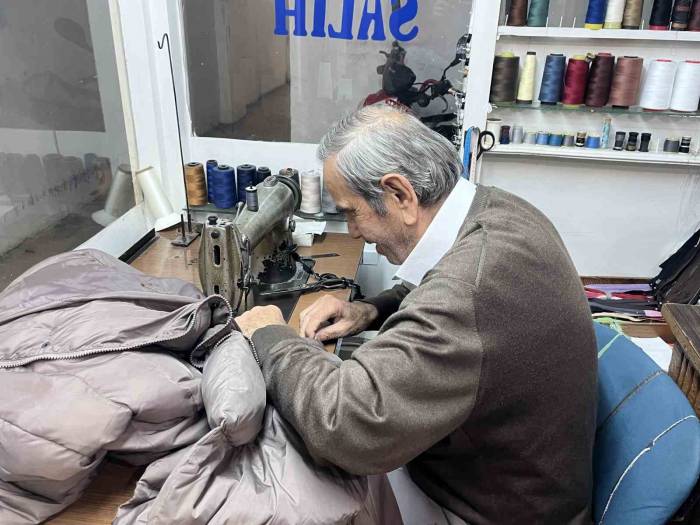 66 Yıllık Terzi, Değişen Mesleğe Rağmen Çalışmaya Devam Ediyor