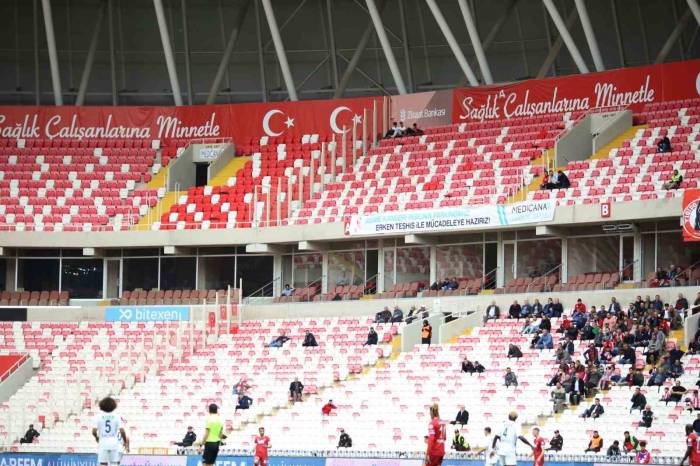 Sivassporlu Taraftarlar Kasımpaşa Maçına İlgi Göstermedi