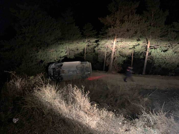 Hafif Ticari Araç Şarampole Devrildi: 3 Yaralı