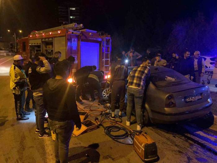 Kaza Yapar Sürücü Sıkıştığı Araçtan Güçlükle Çıkartıldı