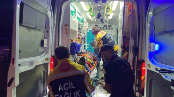Tem’de Bariyerlere Çarpan Otomobil Hurdaya Döndü: 3 Yaralı