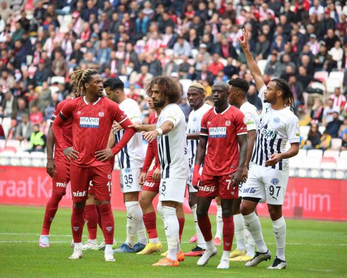 Trendyol Süper Lig: E.y. Sivasspor: 0 - Kasımpaşa: 0 (İlk Yarı)