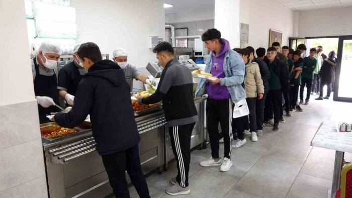 Her Gün 800 Kişiye Sıcak Yemek İkram Ediliyor