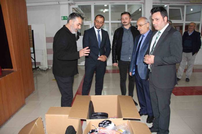 Hayırsever İşadamından Okullara Spor Malzemesi