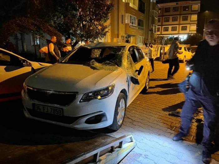 Avcılar’da Park Halindeki Araçlara Çarpan Otomobil Yan Yattı: 1 Yaralı