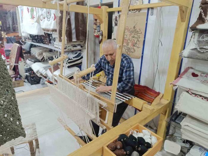 Yılda Bir Kere Kırklanan Tiftik Keçisinden Üretilen Siirt Battaniyesine Kış İlgisi