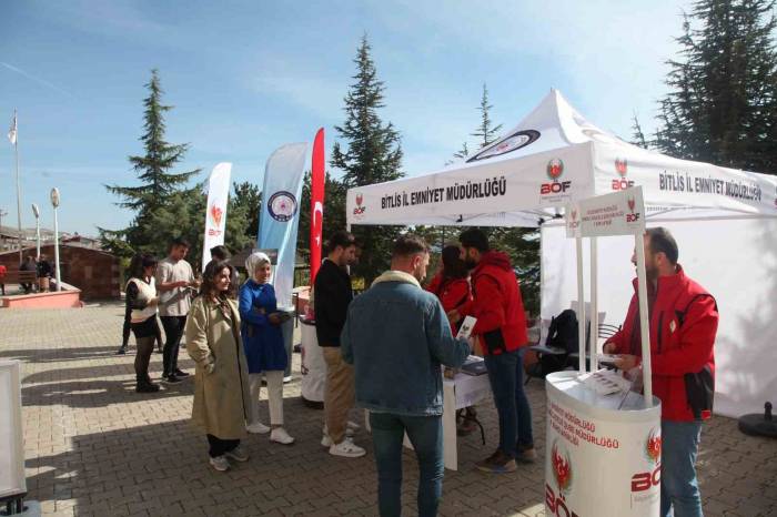 Üniversite Öğrencileri Terörle Mücadele Ve Uyuşturucu Hakkında Bilgilendirildi
