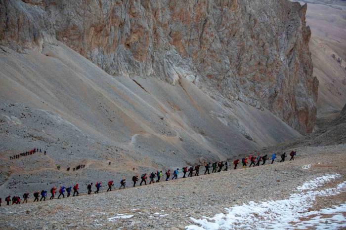 Dağcılar Cumhuriyetin 100. Yılını Aladağlar Zirvesinde Kutladı