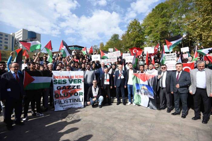 Öğrenciler İsrail Saldırılarını Protesto Etti