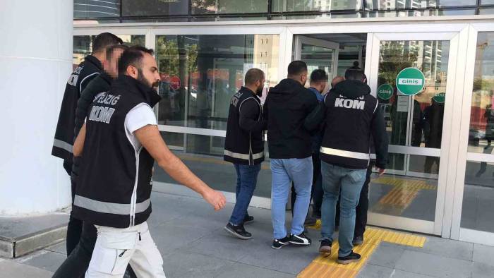 Elazığ’da Silah Kaçakçılığından Adliyeye Sevk Edilen 3 Şüpheli Tutuklandı