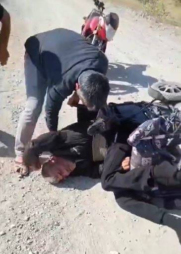 Yolda Elektrikli Sandalyesi Devrildi, Yardımına Vatandaşlar Koştu