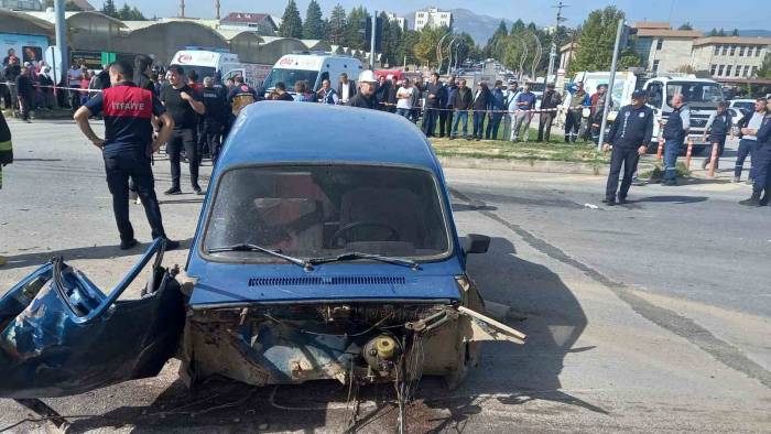 Gediz’de Tır Otomobili Biçti, 1 Ölü 1 Yaralı