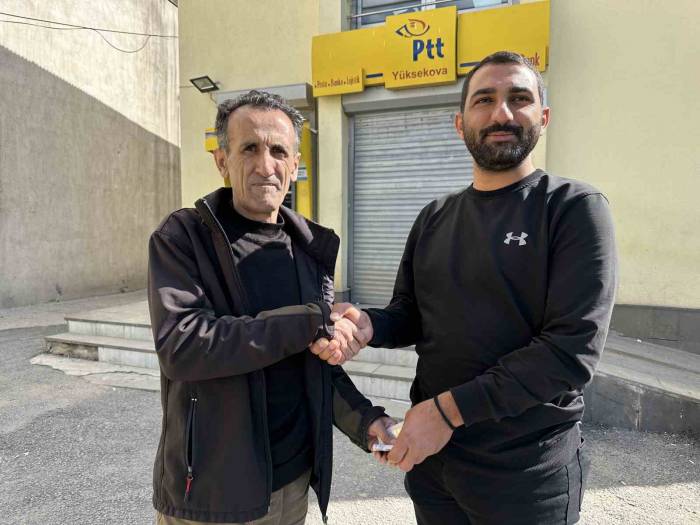 İnsanlık Ölmedi Dedirten Hareket: Bulduğu Parayı 2 Haftanın Sonunda Sahibini Bularak Teslim Etti