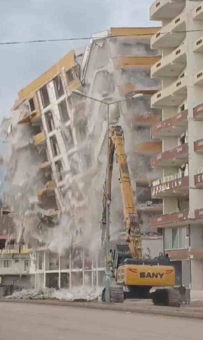10 Katlı Binanın Yıkımı Esnasında Meraklı Vatandaşların Yaşadığı Panik Kamerada