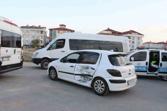 Tekirdağ’da İşçi Servisi İle Otomobil Çarpıştı