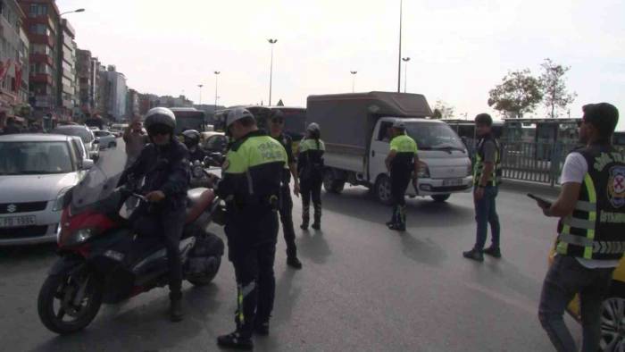 Ceza Yiyen Taksi Sürücüsü Hatasını Kabullendi: "Emniyet Kemeri Takmadım, Polis Arkadaşlar Da Gerekeni Yaptı"
