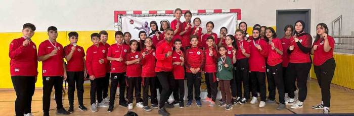 Körfezli Karateciler Madalyalarla Döndü