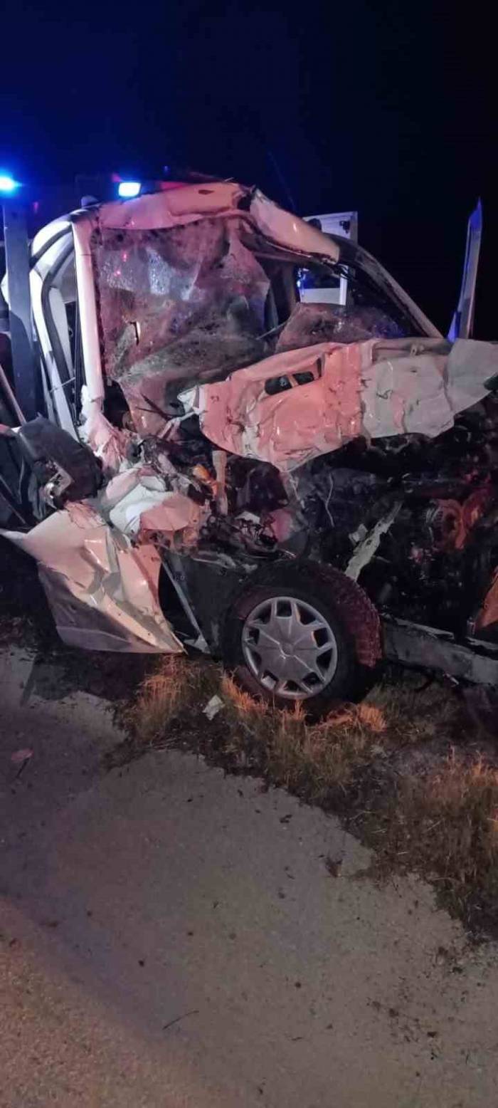 Kamyonet Kamyona Arkadan Çarptı: 2 Ölü, 3 Yaralı