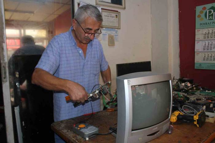 40 Yıllık Televizyon Tamircisi: “Artık Bozulan Televizyonlar Tamire Değil, Çöpe Gidiyor”