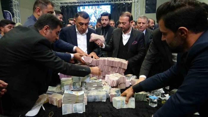 10 Bin Kişinin Katıldığı Düğünde Damada 10 Milyon Tl, Geline İse Kilolarca Altın Takıldı