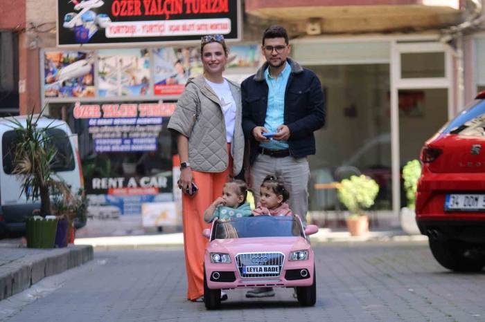 Polisi Görünce El Kaldıran Çocuklar İlgi Odağı Oldu