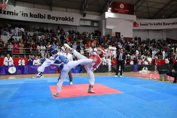 Bayraklı’da Cumhuriyet Coşkusu Sporla Başladı