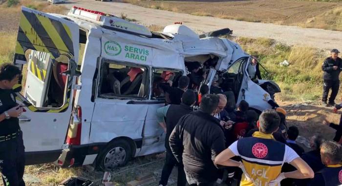 Işık İhlali Yapan Hayvan Yüklü Kamyonet Servis Minibüsü İle Çarpıştı: 2 Ölü, 19 Yaralı
