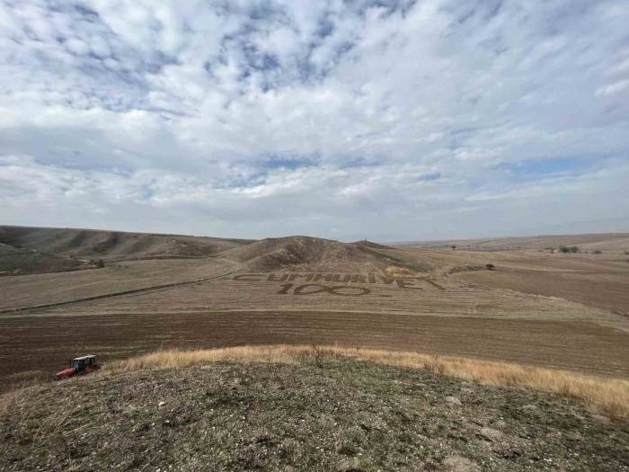 Merzifonlu Çiftçiden Tarlada 100. Yıl Kutlaması