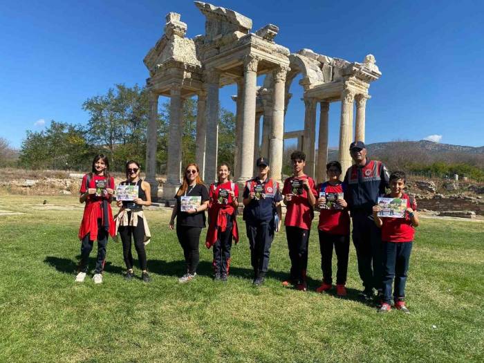 Jandarma Ekipleri Vatandaşları Bilgilendiriyor