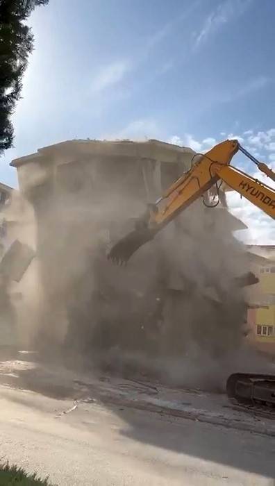 Elazığ’da Ağır Hasarlı Bina Tek Dokunuşla Yerle Bir Oldu